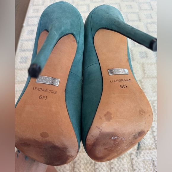 BADGLEY MISCHKA Ginnie teal leather heels & feathers size US 6 party wedding - Picture 6 of 7